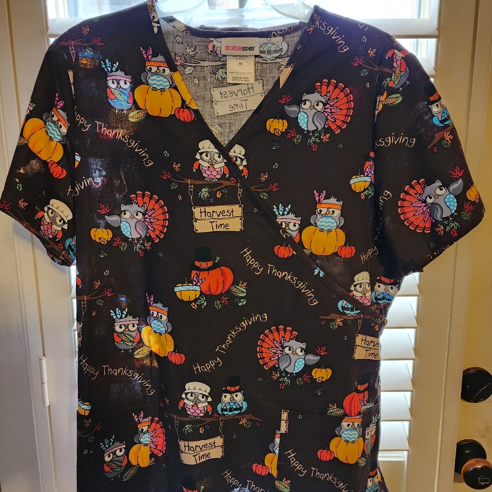 ladies holiday scrub set